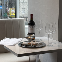 白を基調としたソファー×テーブルのシンプルでおしゃれな席