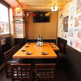 ゆるやかに仕切られた半個室席は、落ち着いた和の空間で周囲を気にせずゆったりとお過ごしいただけます。炭火焼きの香ばしい香りに包まれながら、会話と焼き鳥を心ゆくまでお楽しみください。デートやご友人との集まり、少人数の会食に最適な、当店でも人気のお席です。