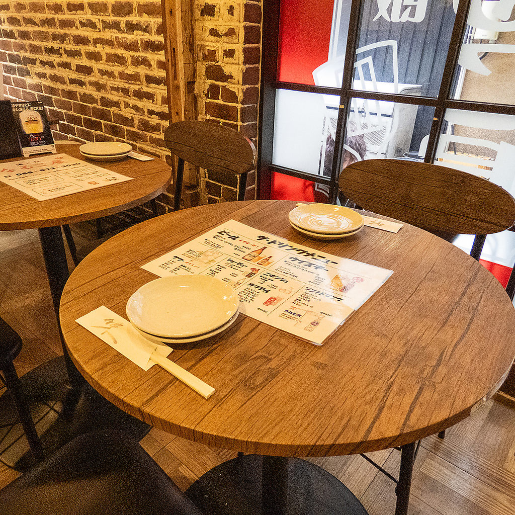 店内の雰囲気にもよく合うまぁるいテーブル席。仲良しお友達同士で料理とお酒、そしておしゃべり♪