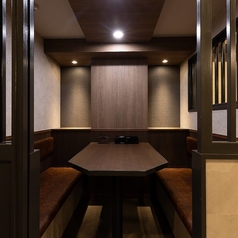 ちょっとしたレジャー帰りのお食事や、仕事帰りの飲み会におすすめのソファー席個室。周囲を気にする心配はありません。リラックスしてお食事をお楽しみください。