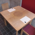 2人掛けテーブル席、お二人でゆったりとした寛ぎ空間。