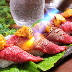 [菜つき]名物！黒毛和牛の炙り肉寿司にウニを乗せた贅沢な一品。自分へのご褒美にも。