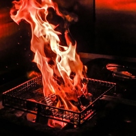 高級備長炭で焼き上げる地鶏料理の香りで満足度アップ♪