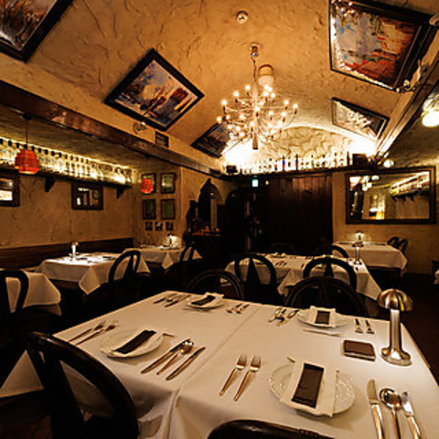 サンクトペテルブルグの最新料理や伝統ロシア料理、ウクライナ料理を多彩にご用意。