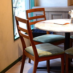 広々としたテーブル席は、ランチやディナーに最適◎大切な人との会話を楽しみながら、シェフ自慢の料理をゆっくりとお召し上がりいただけます。