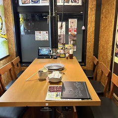 【窓際のテーブル席】 窓の外を眺めながらお食事ができるテーブル席をご用意しております。開放感があり、気持ち良くお過ごしいただけます。焼肉の煙も気にならない換気設備を完備！リラックスしてお楽しみいただけます☆