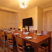 2階にはとテーブル個室を完備しております。周囲を気にせず過ごせるプライベート空間で、ゆったりとくつろげます。宴会や特別な集まりに最適です♪