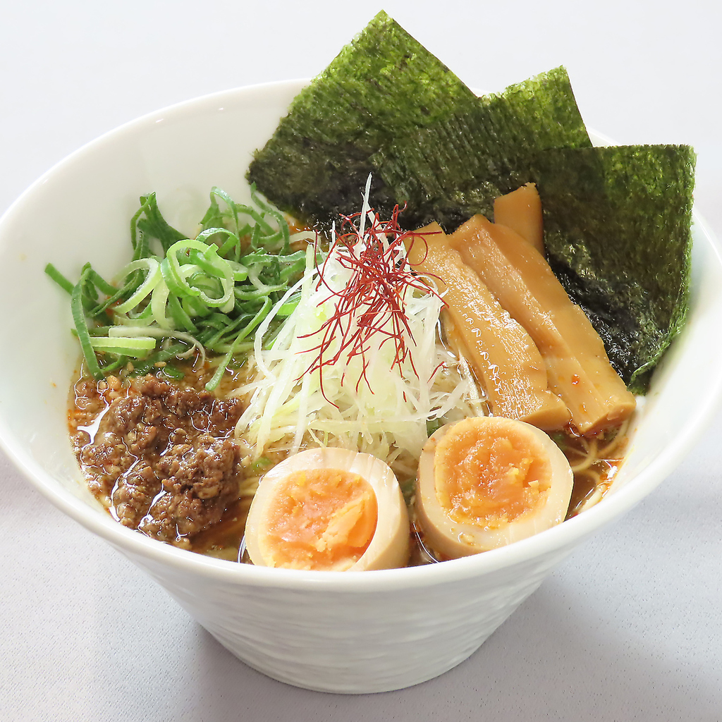 風味豊かなごま香る特製岡山担々麺。鶏ひき肉と香辛料が織りなすコク深いスープともちもちの麺が絶妙