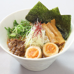 風味豊かなごま香る特製岡山担々麺。鶏ひき肉と香辛料が織りなすコク深いスープともちもちの麺が絶妙