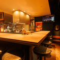 当店のカウンター席は9席ご用意しており、シックで落ち着いた雰囲気が魅力です◎デートにもぴったりの空間で、リラックスしながら美味しい料理を楽しむことができます。心地よい雰囲気の中で、特別なひとときをお過ごしください。大切な人との素敵な時間を演出いたします！