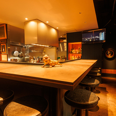 当店のカウンター席は9席ご用意しており、シックで落ち着いた雰囲気が魅力です◎デートにもぴったりの空間で、リラックスしながら美味しい料理を楽しむことができます。心地よい雰囲気の中で、特別なひとときをお過ごしください。大切な人との素敵な時間を演出いたします！