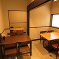 【会話を楽しむお席】少人数向けテーブル席。2名様～4名様用のテーブル席は、親しい方と向かい合って、新鮮な刺身やこだわりの一品料理を囲みながら会話を弾ませるのに最適です。