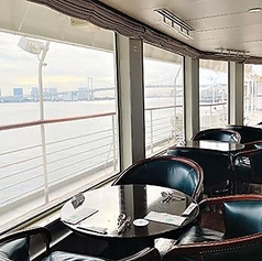 【モデルナ】アラベスク:船内の中心部に位置し、活気あふれる雰囲気の中で食事ができるお席です。他のお客様との一体感も感じつつ、総料理長の美味しい料理を存分にお楽しみいただけます。