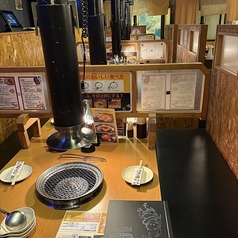 【BOXテーブル席】 仲間とのサシ飲みや、ご家族でのご利用に最適な4人席！仕切りがあるBOXタイプなので、ゆったりと会話を楽しみながらお鍋と焼肉を満喫できます。賑やかなひとときを☆