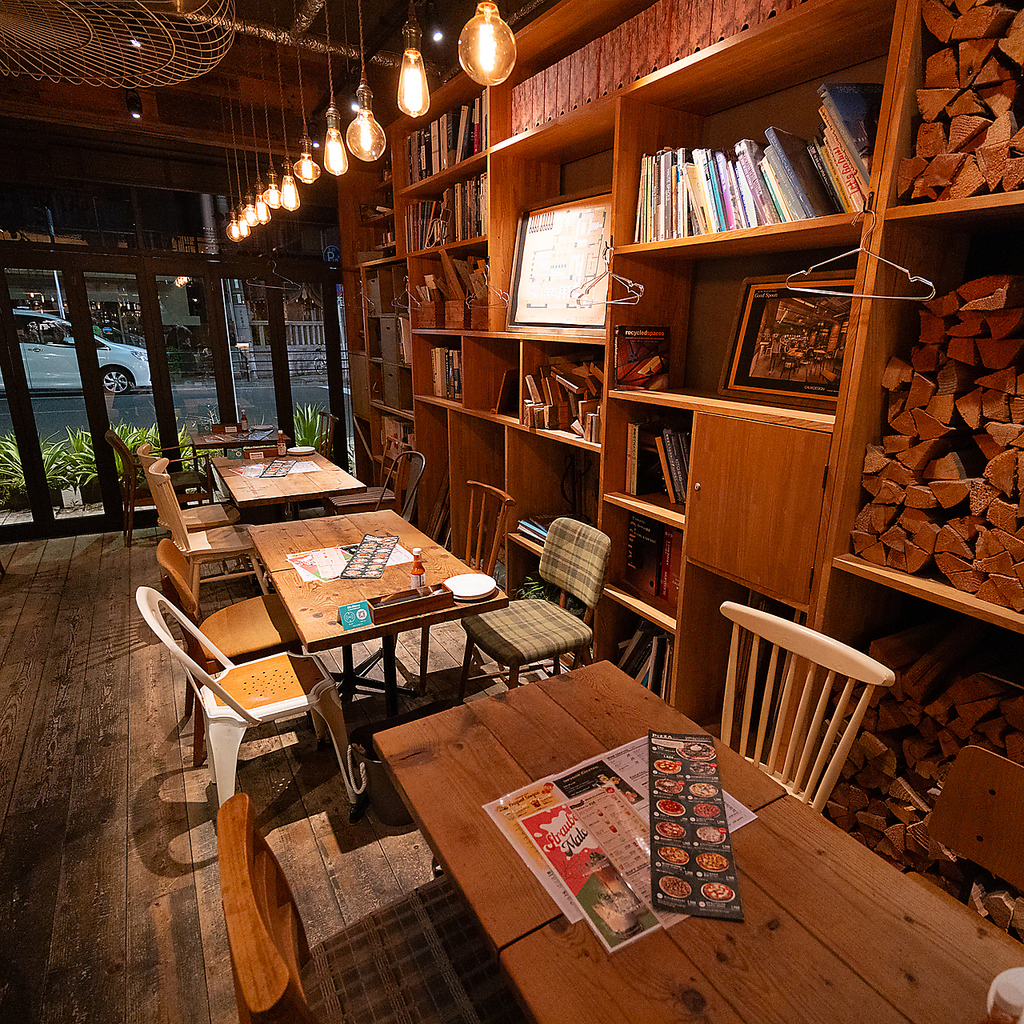 ナチュラルウッドの内装と温かい照明で、おしゃれでありながらもほっと落ち着けるデザイナーズ空間♪