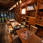 ナチュラルウッドの内装と温かい照明で、おしゃれでありながらもほっと落ち着けるデザイナーズ空間♪