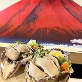 当店の壁には、著名な芸術家に依頼した大赤富士の作品が描かれています。その圧倒的な迫力と美しい雰囲気の中で、ぜひ美味しいお寿司をご堪能ください。芸術と美食が融合した特別な空間で、心ゆくまでゆったりとお楽しみいただけます。日常を忘れられる贅沢なひとときを提供いたします。