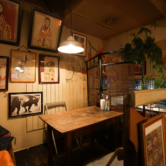 3名様までご利用いただけるテーブル席がございます。落ち着いた雰囲気の中、友人や家族とゆっくりとお食事を楽しむことができる席になります。温かい料理と共に心地よい空間での会話をお楽しみください。また、お席の傍にはアート作品や装飾が施されておりリラックスしたひとときを提供します。お気軽にお立ち寄りください