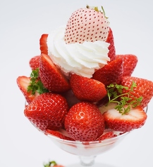 3種のいちごづくしパフェ