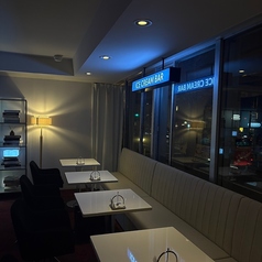 暗くなるとシックな雰囲気を感じるソファー×テーブル席