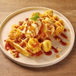 手作りワッフルは甘さ控えめの生クリームと共に。キャラメルバナナの味をお友達とシェアしてもＯＫ！