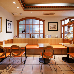 4名様かけテーブルと2名様かけテーブルをご用意しておりますので、人数に応じてレイアウト変更が可能です♪