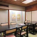 和の情緒溢れる広々としたお座敷個室。16名様程度までゆったりとご利用いただける空間は、会社のご宴会や地域のお集まり、法事などの親族行事にも適しています。落ち着いた雰囲気の中で、熟練の職人が手掛ける和の技法を凝らした料理を囲めば、自然と会話も弾みます。大人数での本格的な和食宴会にぜひご活用ください。