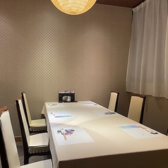 【半個室】扉は格子状の引き戸、お席同士はパーテーションで仕切られております。密室ではないため通気も良好です。