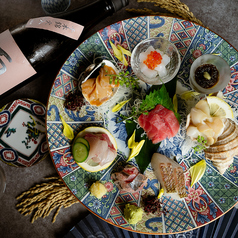 鮮度に妥協なし。職人の厳格な管理のもと、毎月2トンの丸魚を直送。極上の魚介をお届けします。の写真