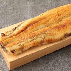 【うなぎ本来の美味しさが堪らない！お酒に良く合う逸品メニューもご用意しております】一本うなぎの白焼きの写真