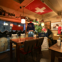 こちらのテーブル席は明るい窓辺に位置しており、開放感のある空間で友人や家族との楽しい食事をお楽しみいただけるお席になります。温かみのある木製のテーブルは、料理やドリンクと共に心地よい会話を引き立てます。ユニークな装飾や植物に囲まれたこの席で特別なひとときをお過ごしください。心よりお待ちしております。