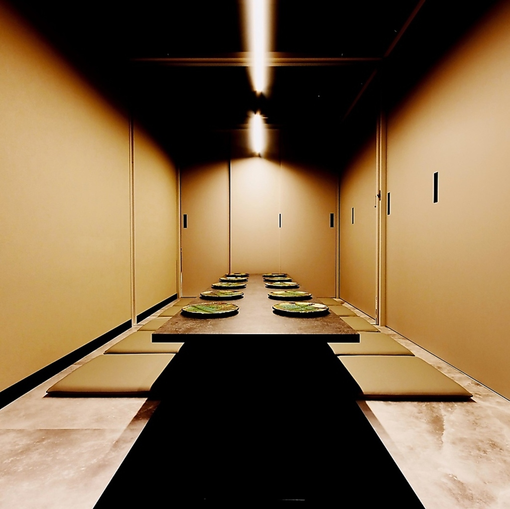 間接照明がやさしく照らす店内は、雰囲気が和む寛ぎの個室空間♪貸切も承っております！