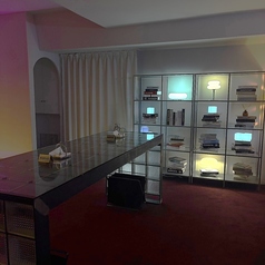 バーのような雰囲気の無機質なハイテーブル