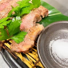 厚切り牛タン(100g) 溶岩焼き 燻製塩添え