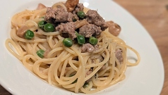 サルシッチャ、ポルチーニ、グリーンピースのスパゲッティ