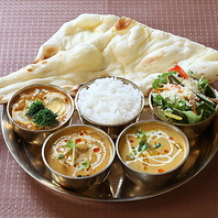 種類豊富な本格インドカレーとナンを楽しめる◎