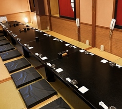 【2階個室座敷|最大22名様/喫煙】最大22まで対応。人数に合わせてお部屋を広くご用意できます。会社宴会や同窓会など、大人数でのお集まりにもおすすめです。