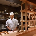 【カウンター席】金目鯛や旬食材を使用した、自慢の海鮮料理と銘柄日本酒をゆっくりとご堪能出来る、落ち着きのある空間にておもてなし。