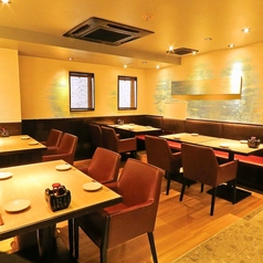 落ち着いた雰囲気の店内にはテーブル席もご用意しております。周りのお席とは離れておりますので、個室でなくてもゆったりとご宴会をお楽しみいただけます。ぜひかまどかで素敵な宴会のひと時をお過ごしください♪ご予約受付中！