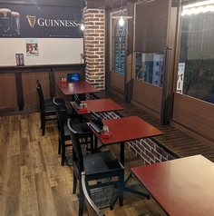 テーブル席は全４つ、１つにつき4名でお使いいただけます。