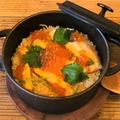 料理メニュー写真&nbsp;鮭ハラスとイクラの鍋炊きごはん
