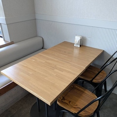 観光の夕食や、デートにも！４名様で利用可能なテーブル席