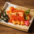 料理メニュー写真&nbsp;サーモンのレアカツいくらのせ