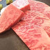 【こだわり１】お肉屋直営のステーキ専門店！『贅沢をリーズナブルに』美味しいお肉をお手頃価格、新鮮さそのままでご提供！食肉卸販売店を直営することにより新鮮で良い肉を極限まで安く提供することが可能です。フレッシュさにこだわり、冷凍肉・加工肉等は一切使用しておりません！お肉の旨味を存分にお楽しみください♪