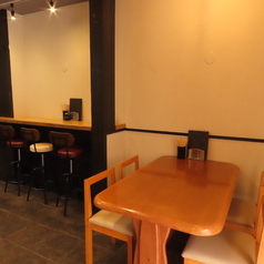 【記念日や誕生日などの特別なシーン】2階テーブル席。2階の落ち着いた雰囲気のテーブル席は、大切な方の誕生日や記念日のお祝いに最適。美味しい魚料理と日本酒で特別な日を彩ります。