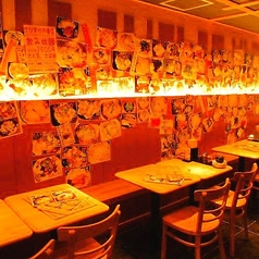 店内奥には10～15名さまが座れるボックス席もございます！テーブルも簡単に移動できますのでレイアウトもお客様のご自由に！