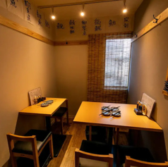 少人数でゆっくりと語り合いたい時に最適なテーブル席をご用意。周りを気にせず、気の置けない仲間と水入らずの時間をお過ごしいただけます。