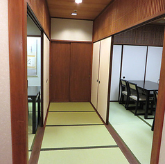 最大20名様まで着席可能な大型の完全個室。和の風情を感じる格調高い空間は、同窓会や歓送迎会、長寿のお祝いなど、大人数が集まる特別な日の会食に◎ゆとりのある広さで、プライバシーを守りながら老舗ならではのおもてなしをご堪能いただけます。人数に応じたお部屋のご相談も承りますのでお気軽にどうぞ。