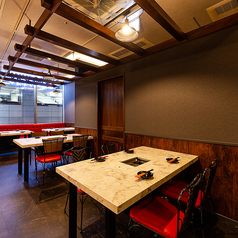 白を基調に赤いソファが映える店内は、焼肉店の常識を覆すほど煙が少なく清潔感に溢れています。1～4名様で利用できるテーブル席は、デートや記念日、ご家族での食事、仕事帰りにも最適。落ち着いた空間で、大切な方とゆったりした時間をお過ごしください。