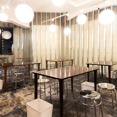 落ち着いた照明が心地よい店内には、少人数でも快適に過ごせるお席をご用意しております。女性同士で気軽に立ち寄れる温かみのある空間は、本格的な韓国グルメを堪能するのにぴったりの環境です。清潔感に溢れた心地よい座席で、日々の疲れを癒しながら、素材の旨みが活きた伝統的な料理をじっくりとお楽しみください。